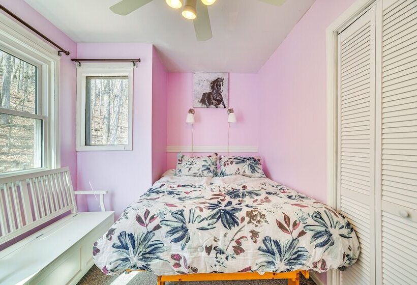 Charming Bushkill Retreat W/ Private Deck & Grill!