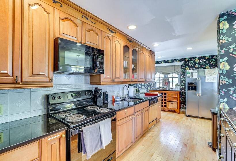 Charming Bushkill Retreat W/ Private Deck & Grill!