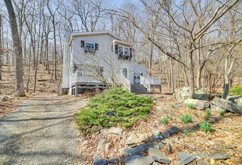 Charming Bushkill Retreat W/ Private Deck & Grill!