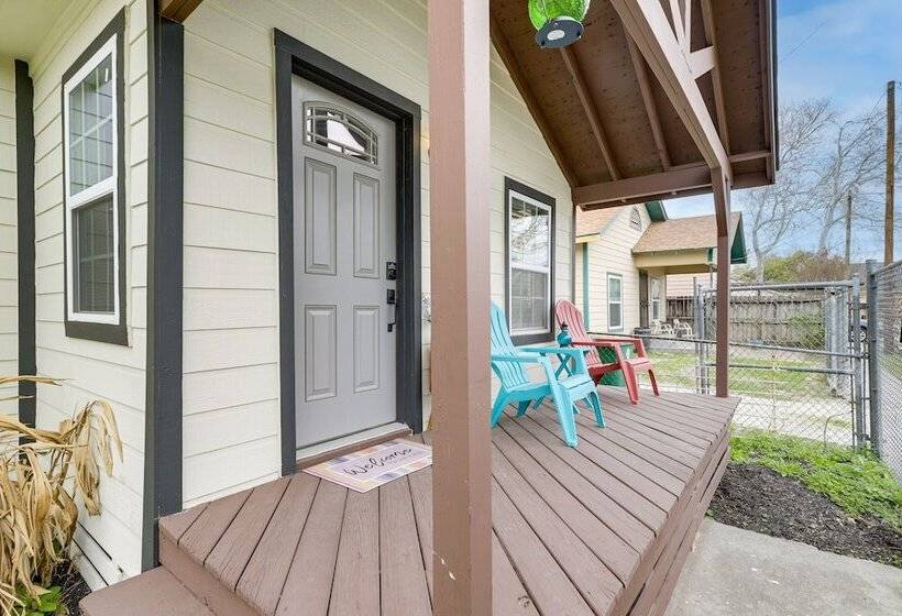 Houston Heights Home W/ Yard ~ 5 Mi To Downtown!