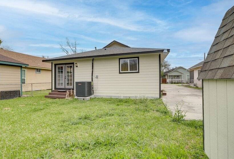Houston Heights Home W/ Yard ~ 5 Mi To Downtown!