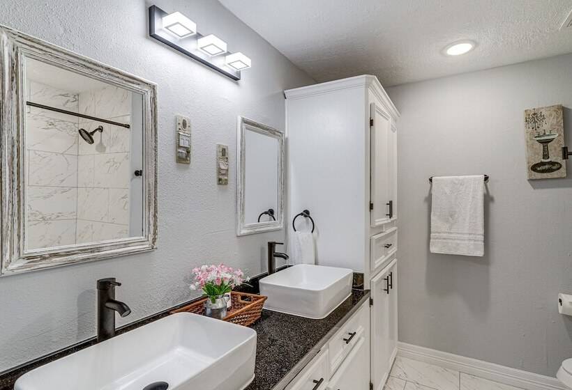 Houston Heights Home W/ Yard ~ 5 Mi To Downtown!