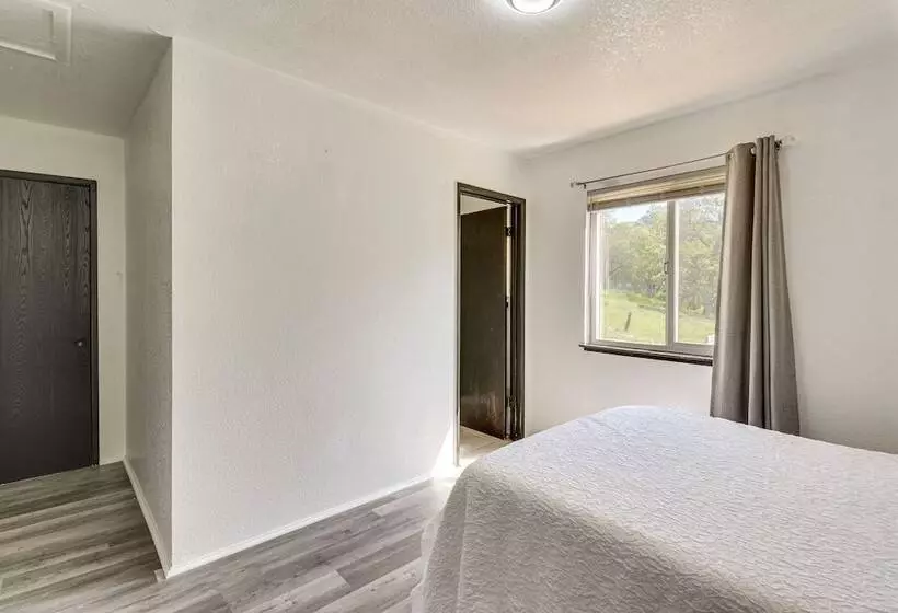 Pet Friendly Valley Springs Retreat W/ Fire Pit!