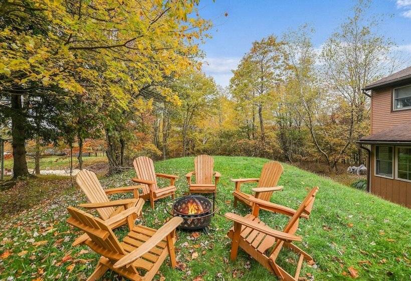 Poconos Resort Home In Emerald Lakes: Pool Access!