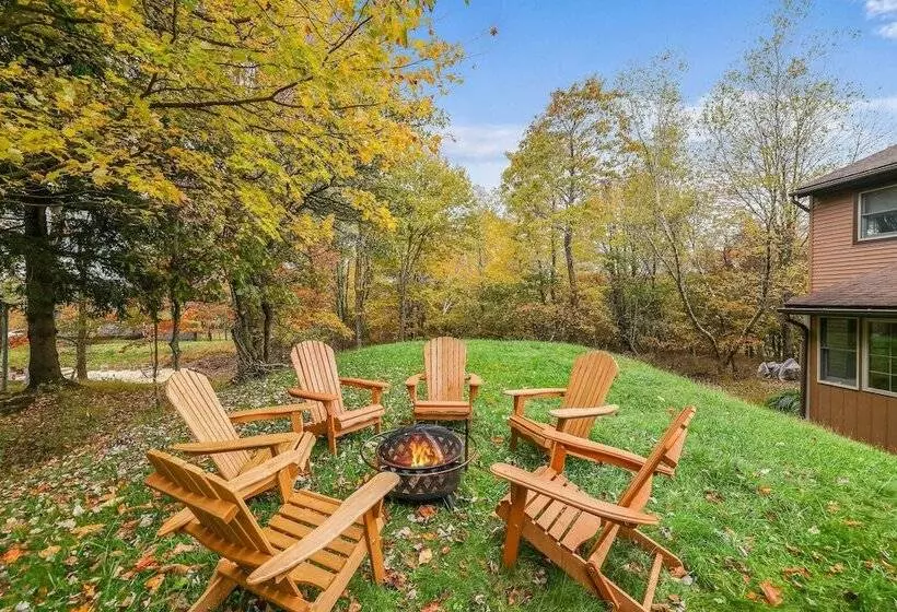 Poconos Resort Home In Emerald Lakes: Pool Access!
