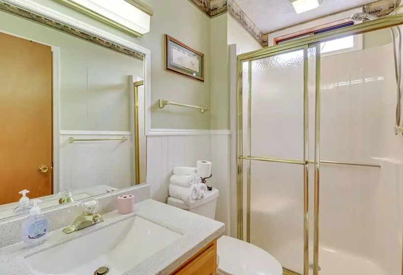 Poconos Resort Home In Emerald Lakes: Pool Access!