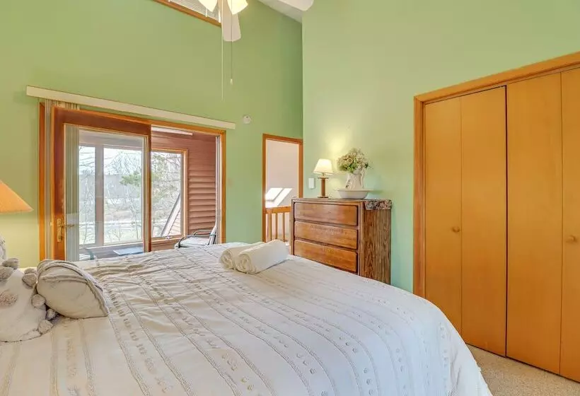 Poconos Resort Home In Emerald Lakes: Pool Access!