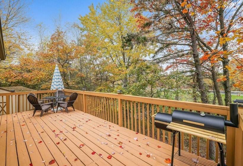 Poconos Resort Home In Emerald Lakes: Pool Access!