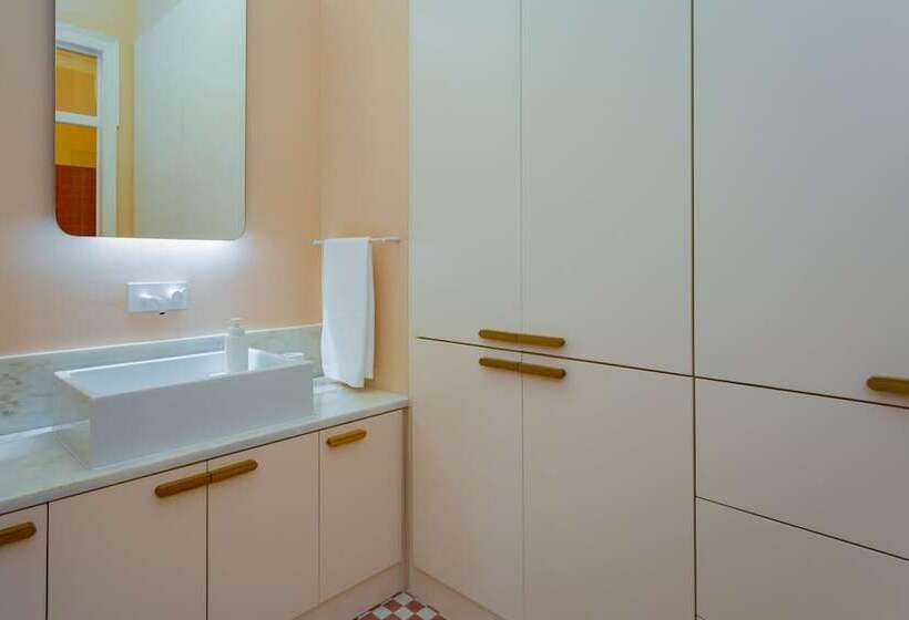 Pombaline Building V. Real Santo António