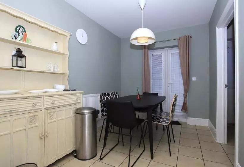 レジデンス Beautiful 5 Bed Detached House   Sleeps 9