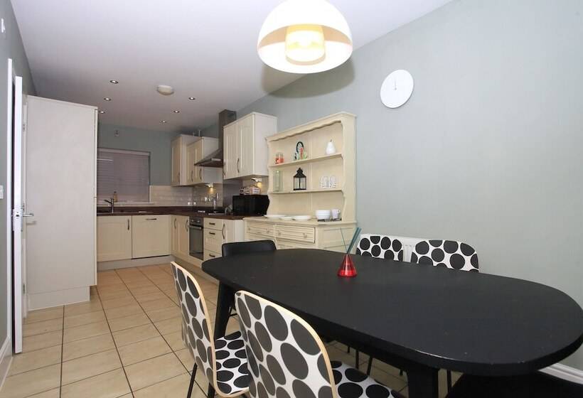 Residenza Beautiful 5 Bed Detached House   Sleeps 9