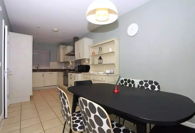 レジデンス Beautiful 5 Bed Detached House   Sleeps 9