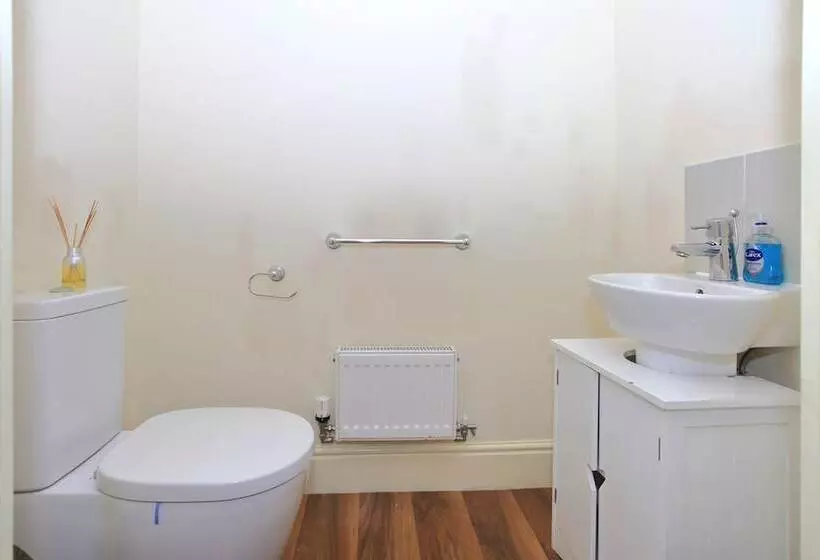 レジデンス Beautiful 5 Bed Detached House   Sleeps 9