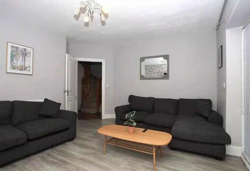 レジデンス Beautiful 5 Bed Detached House   Sleeps 9