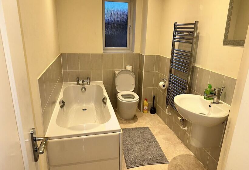 Residenza Beautiful 5 Bed Detached House   Sleeps 9