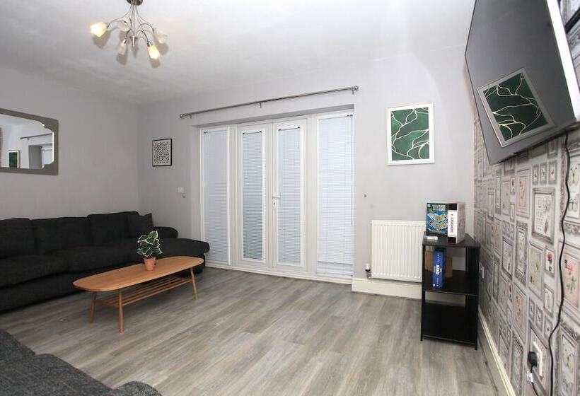 Residenza Beautiful 5 Bed Detached House   Sleeps 9