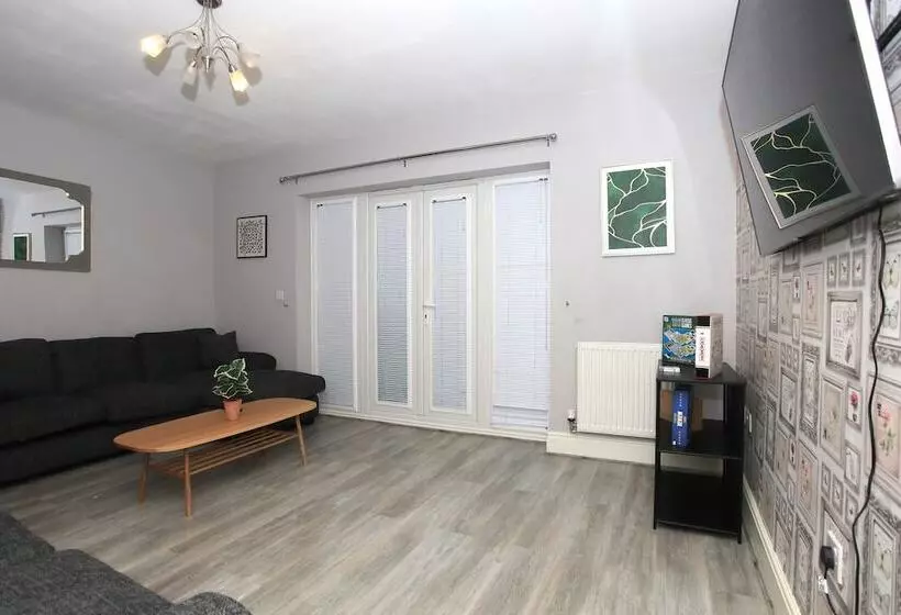 レジデンス Beautiful 5 Bed Detached House   Sleeps 9
