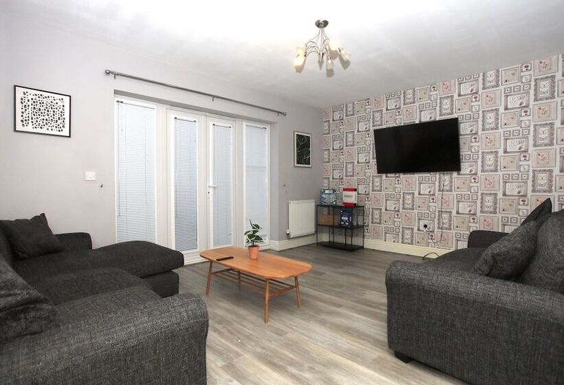 Residenza Beautiful 5 Bed Detached House   Sleeps 9