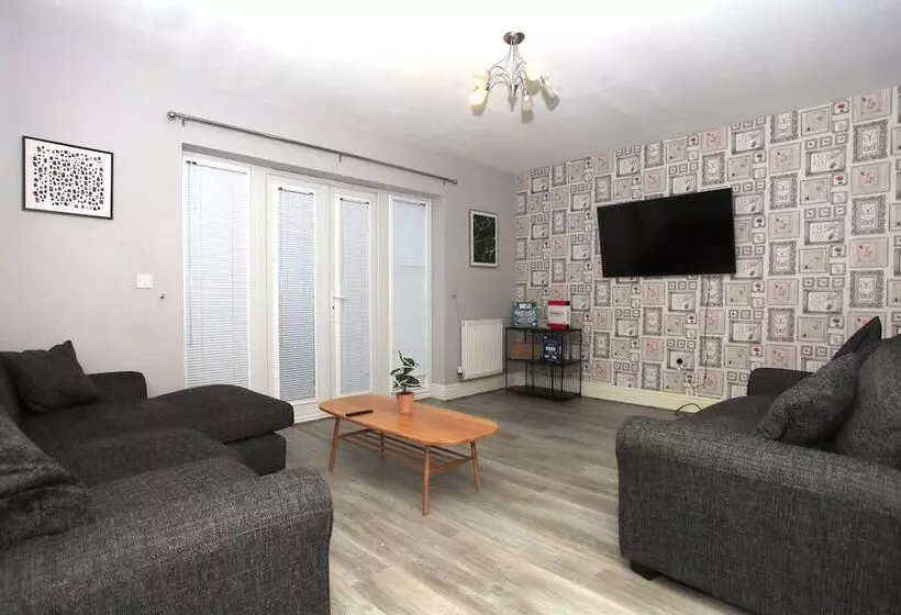 レジデンス Beautiful 5 Bed Detached House   Sleeps 9