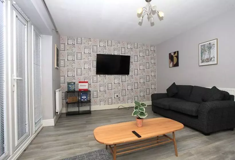 レジデンス Beautiful 5 Bed Detached House   Sleeps 9