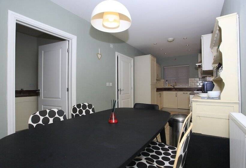 Residenza Beautiful 5 Bed Detached House   Sleeps 9