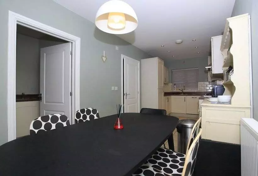 レジデンス Beautiful 5 Bed Detached House   Sleeps 9