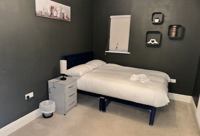 Residenza Beautiful 5 Bed Detached House   Sleeps 9