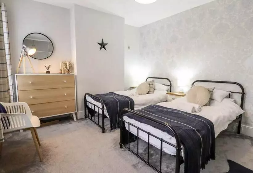レジデンス Luxury Lincoln Home With Hot Tub Sleeps 8
