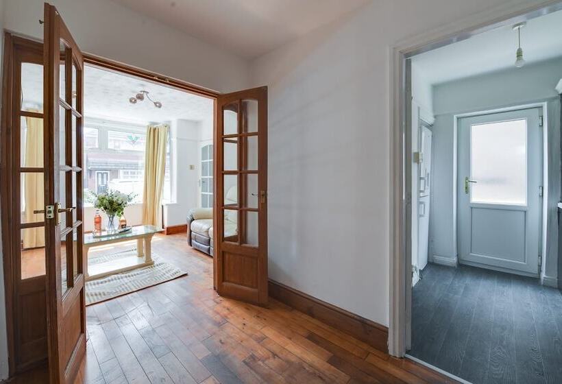דירת נופש Remarkable 3 Bed House In Middleton Manchester