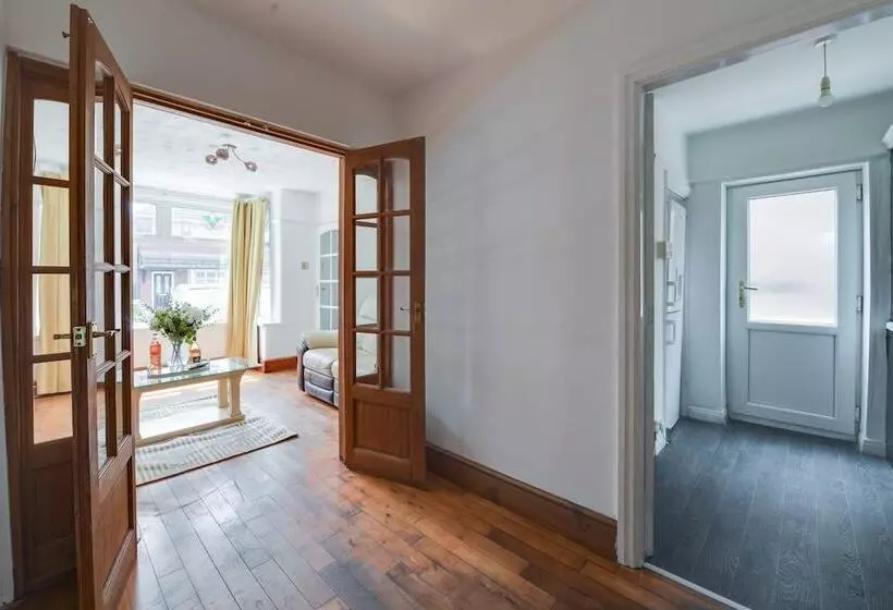 Residenssi Remarkable 3 Bed House In Middleton Manchester