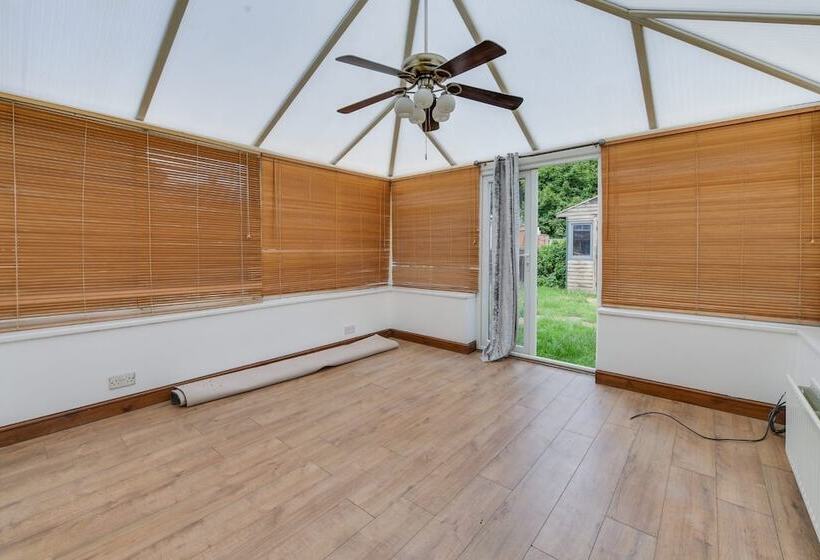 דירת נופש Remarkable 3 Bed House In Middleton Manchester