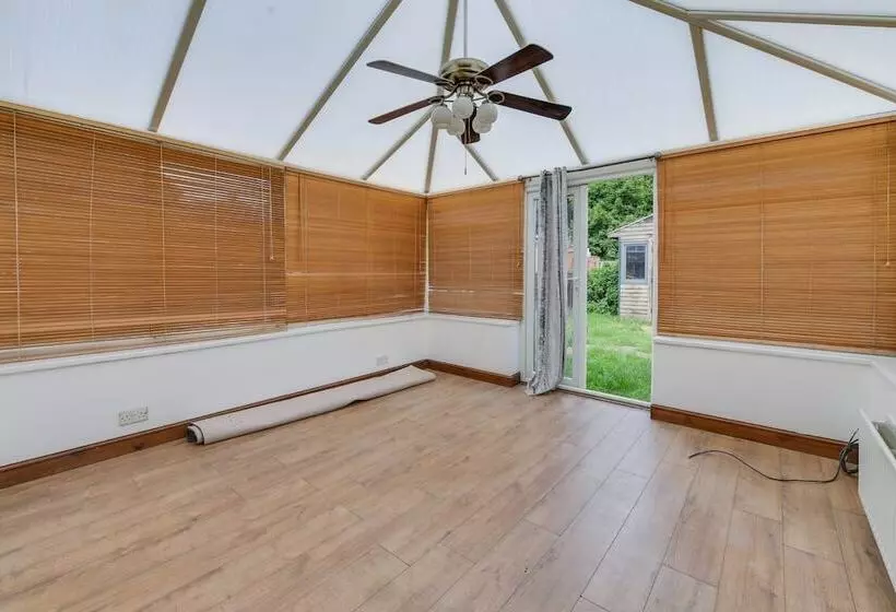 Residenssi Remarkable 3 Bed House In Middleton Manchester