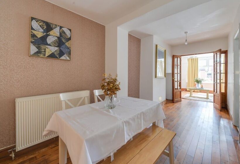 דירת נופש Remarkable 3 Bed House In Middleton Manchester