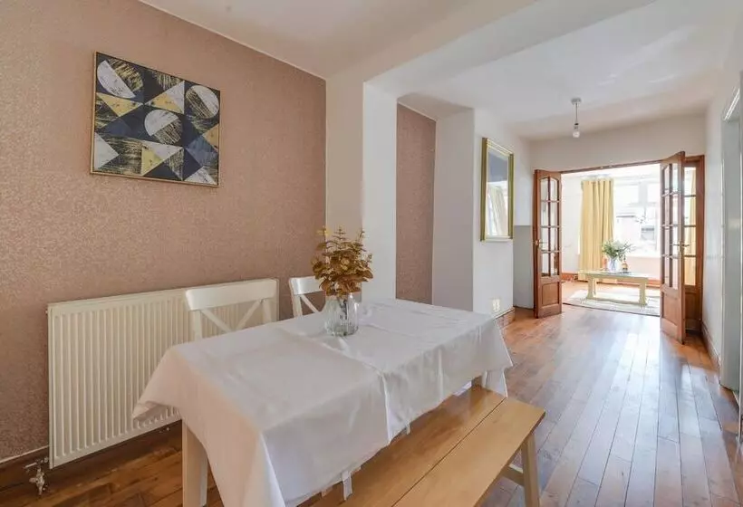 Residenssi Remarkable 3 Bed House In Middleton Manchester