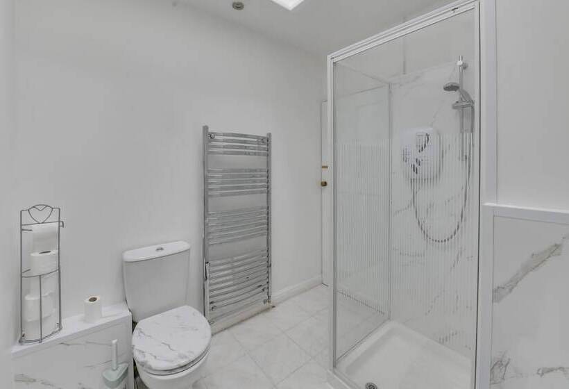 דירת נופש Remarkable 3 Bed House In Middleton Manchester