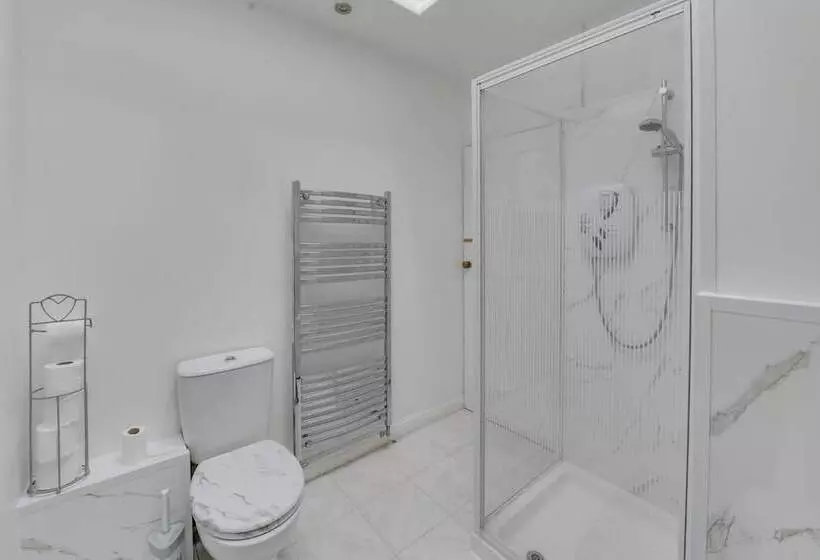 Residenssi Remarkable 3 Bed House In Middleton Manchester