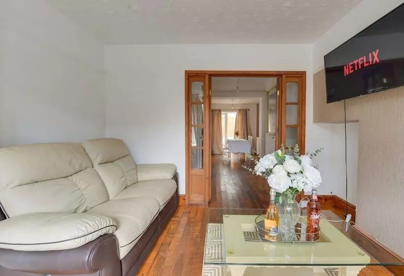 Residenssi Remarkable 3 Bed House In Middleton Manchester