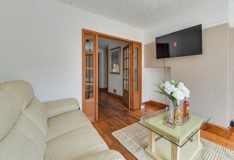 דירת נופש Remarkable 3 Bed House In Middleton Manchester