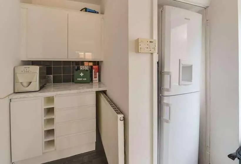 Residenssi Remarkable 3 Bed House In Middleton Manchester