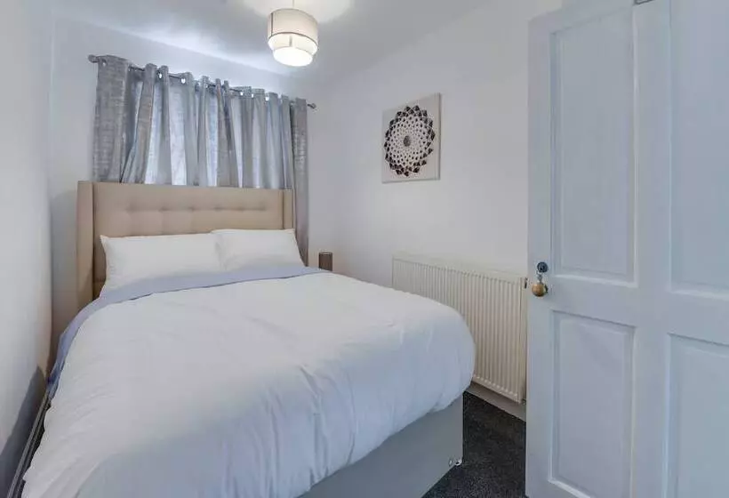 Residenssi Remarkable 3 Bed House In Middleton Manchester