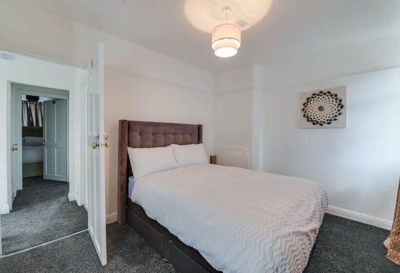 דירת נופש Remarkable 3 Bed House In Middleton Manchester