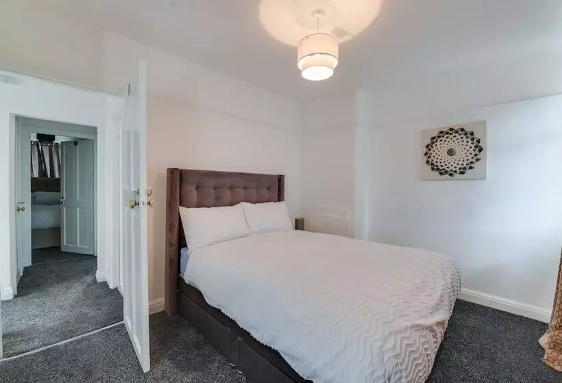 Residenssi Remarkable 3 Bed House In Middleton Manchester