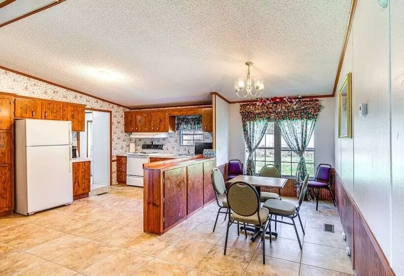 Valley View Lodge  Rural Home In Bridgeport!