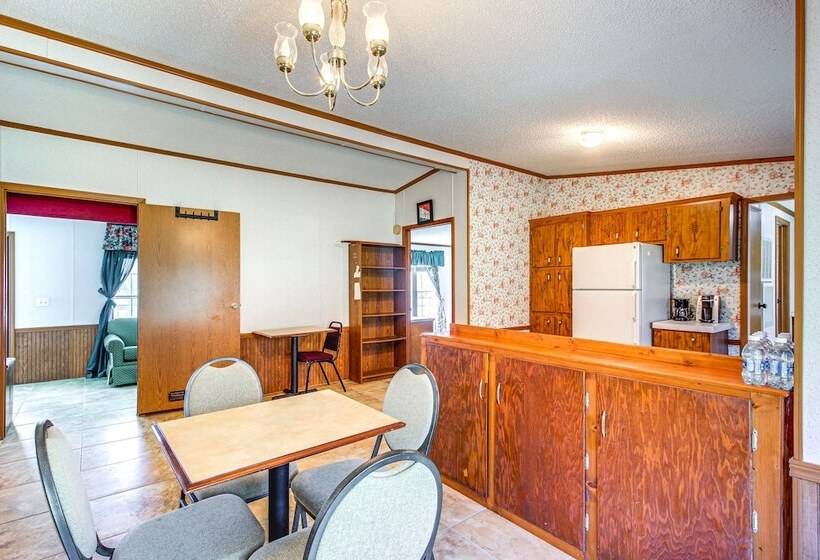 Valley View Lodge Rural Home In Bridgeport!