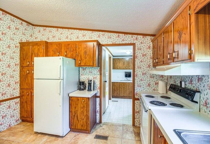 Valley View Lodge Rural Home In Bridgeport!