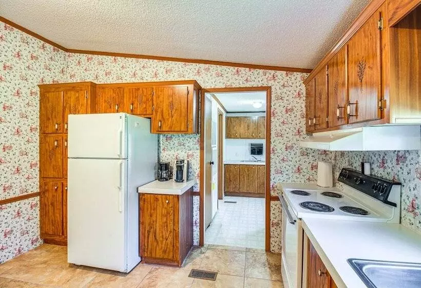 Valley View Lodge  Rural Home In Bridgeport!