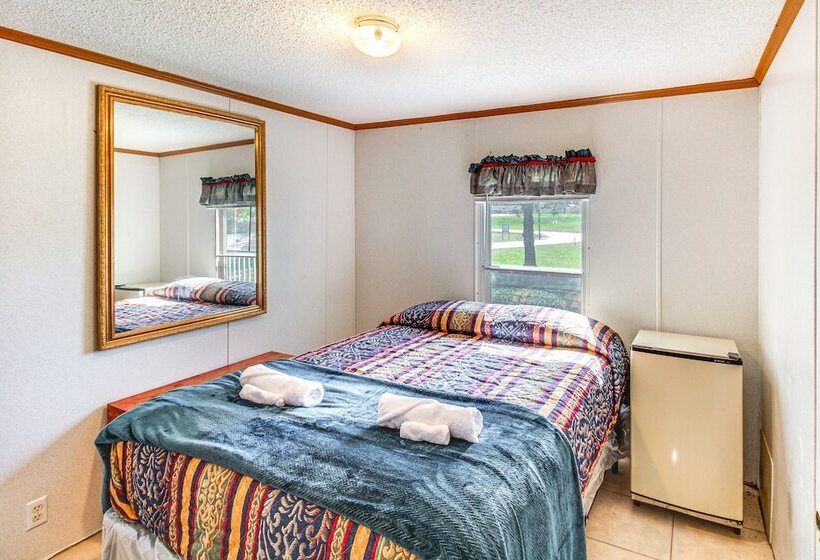 Valley View Lodge Rural Home In Bridgeport!