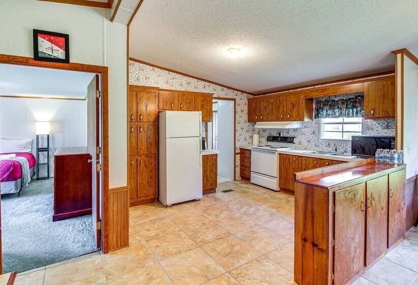 Valley View Lodge Rural Home In Bridgeport!