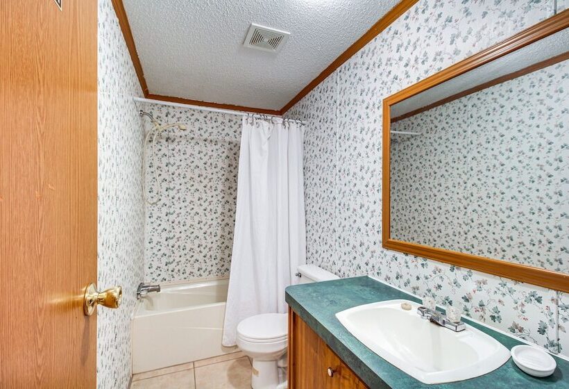 Valley View Lodge Rural Home In Bridgeport!