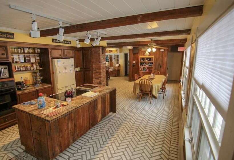 Bed and Breakfast Admiral Peary Inn